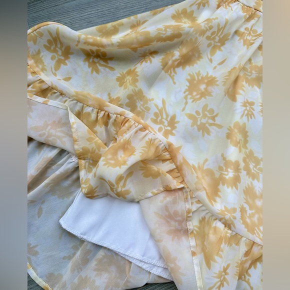 YELLOW AND WHITE OFF SHOULDER TIE BACK FLORAL SPRING MINI DRESS (medium) tags - Picture 15 of 16